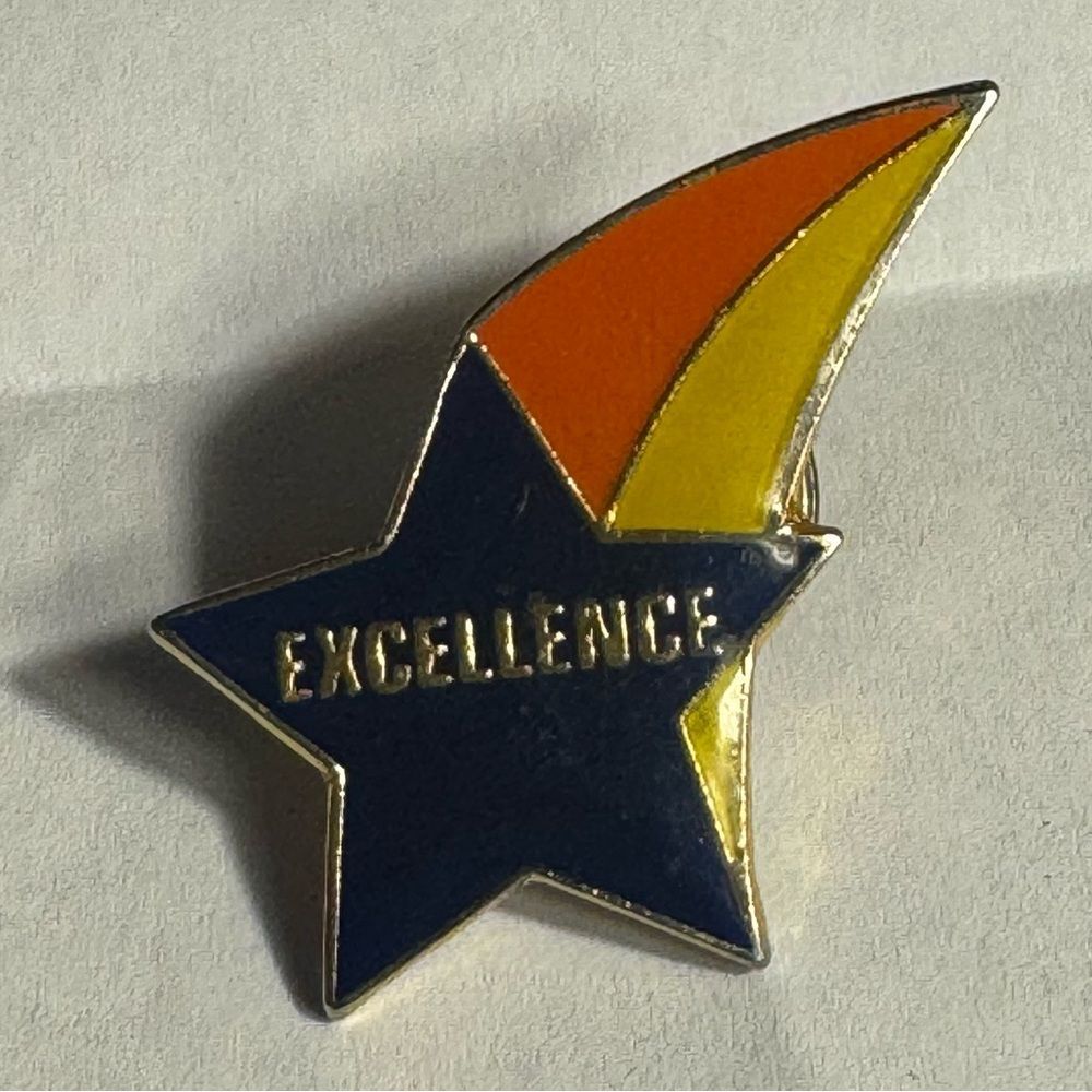 Excellence shooting Star Pin with Orange and Yellow Comet